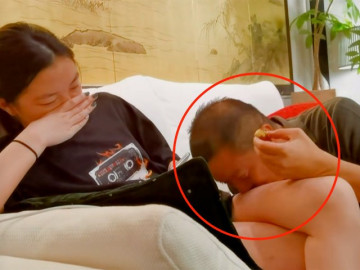 Lý Á Băng U50 bị chỉ trích vì vô tư hôn đùi con gái 15 tuổi - Vimarsana News