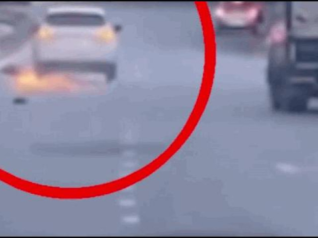 Gây tai nạn bỏ chạy, ô tô điên kéo lê xe máy trên đường