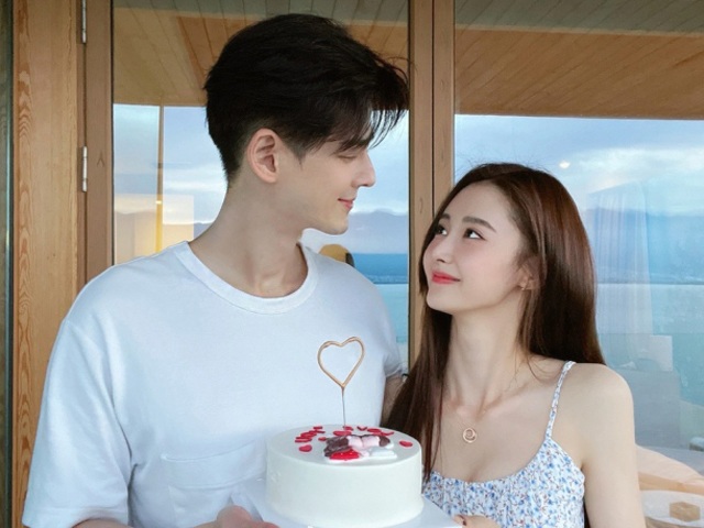 Thừa nhận yêu người đáng tuổi cháu, nam thần U50 khoe ảnh chụp chung, ai nhìn cũng khen đẹp đôi