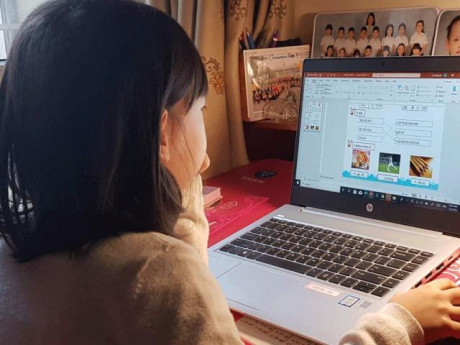 Phụ huynh ráo riết tìm máy tính bảng, laptop cho con học online: Người bán chỉ cách chọn hàng