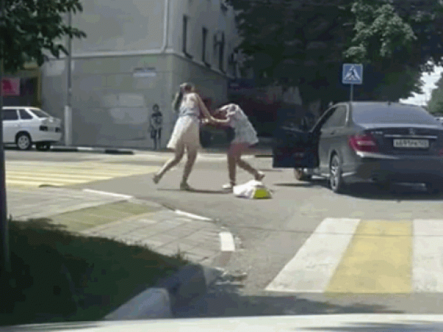 Bị bấm còi, cô gái lao vào đánh nữ tài xế ngay giữa phố