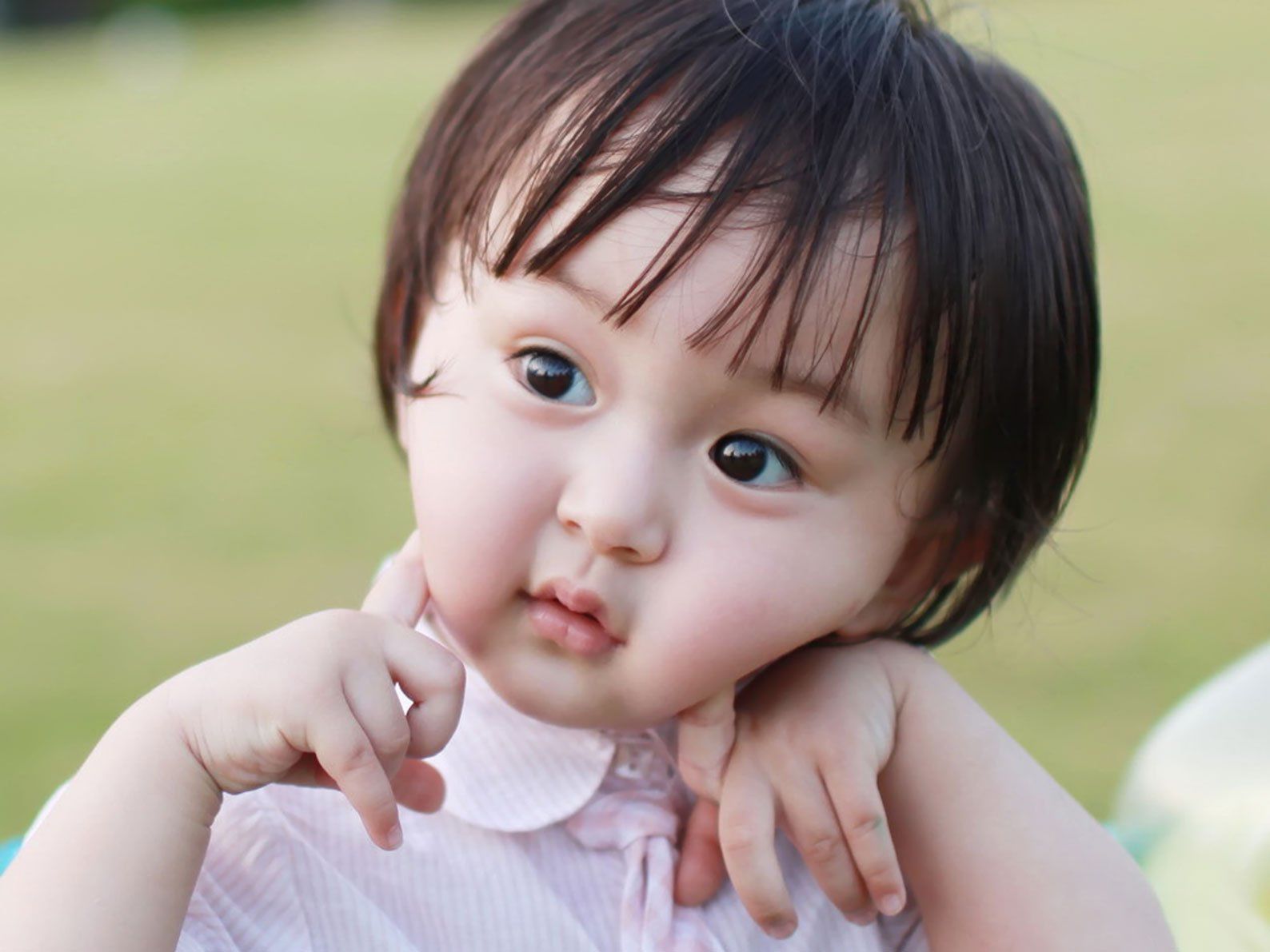 Bé gái 2 tuổi đẹp như búp bê sống nổi tiếng Trung Quốc, 10 năm sau ...