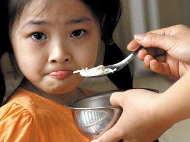 Có nên cấm trẻ con con cái chan canh Khi ăn cơm? đớp ko nhai rất có hại cho sức khỏe mang lại nhỏ nhắn thế nào?