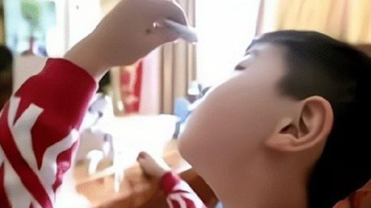 Con Trai Nhỏ Keo 502 Vào Mắt, Mẹ Xịt Thêm Thứ Này Vào, Bác Sĩ Khen: Quá Thông Minh!