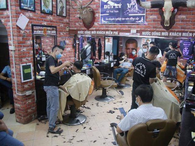Người dân xếp hàng chờ cắt tóc sau gần 2 tháng thực hiện cách ly toàn xã hội