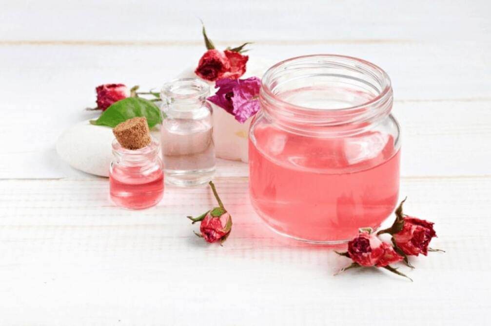 Se khít lỗ chân lông, dưỡng da, cấp ẩm nhờ cách làm nước hoa hồng siêu đơn giản tại nhà  - 1