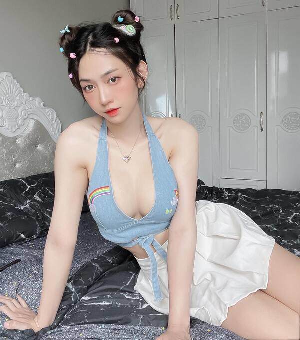 Bộ ảnh váy ngủ của gymer Hà Nội được dân mạng Trung Quốc khen ngợi