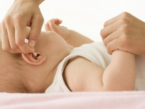 Dấu hiệu viêm tai giữa ở trẻ sơ sinh như thế nào?