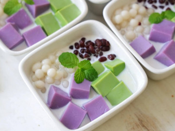 Tự nấu chè thạch 2 màu thơm ngon, mát lạnh đãi cả nhà ngày nóng