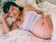 Tại sao bụng bầu của mẹ không tròn vo mà thường méo mó, lệch sang một bên?