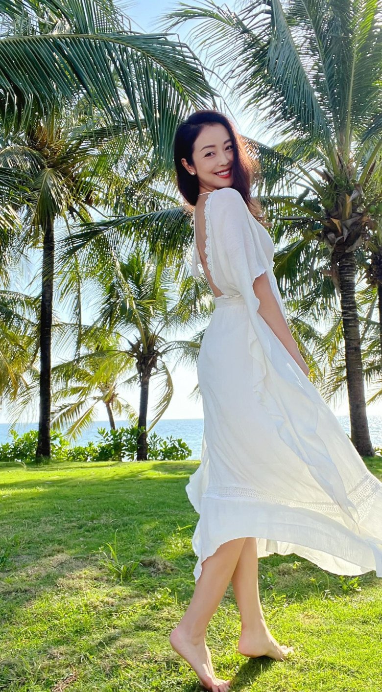 Jennifer Phạm đi biển mặc kín kẽ vẫn trưng trổ đường cong mê mệt, được khen hoa hậu đẹp nhất Việt Nam - 10