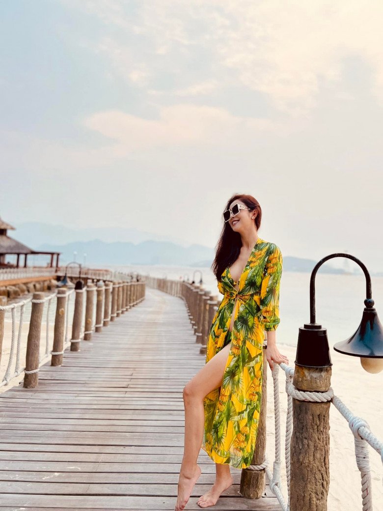 Jennifer Phạm đi biển mặc kín kẽ vẫn trưng trổ đường cong mê mệt, được khen hoa hậu đẹp nhất Việt Nam - 8