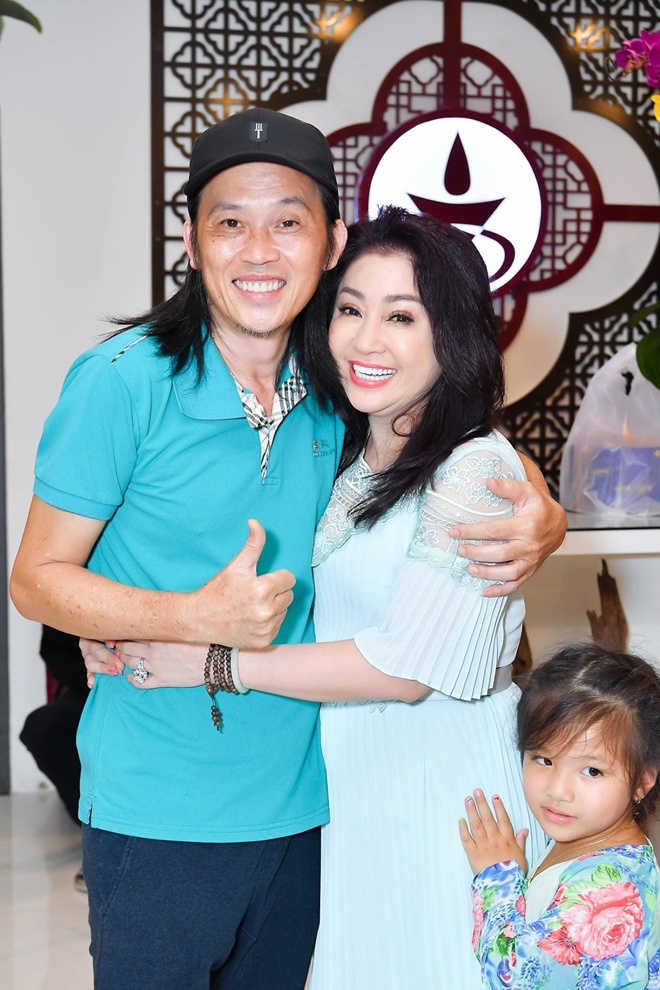 Sao Việt 24h: Con trai út Phạm Hương mặc vest bảnh bao trông giống hệt bố, đi chụp ảnh cưới với mẹ - 8