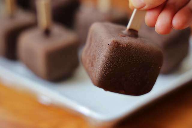 Cuối tuần rảnh rỗi thực hiện kem quấn socola thơm và ngon, giá buốt tê liệt lưỡi cho tất cả căn nhà giải sức nóng - 10