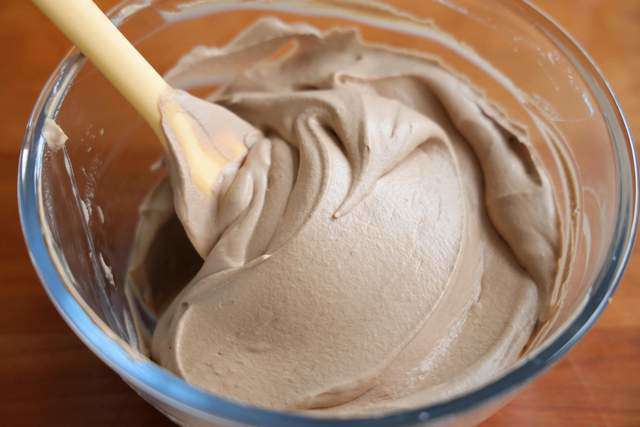 Cuối tuần rảnh rỗi thực hiện kem quấn socola thơm và ngon, giá buốt tê liệt lưỡi cho tất cả căn nhà giải sức nóng - 6