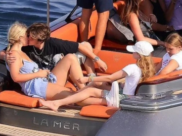 Trước mặt em gái Harper, cậu út nhà Beckham vô tư hôn bạn gái mới say đắm