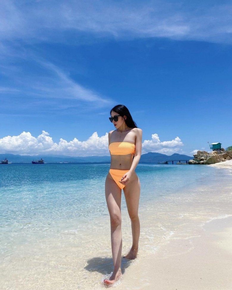 Có BST bikini táo bạo, “hot girl siêu xe” đi biển khoe tấm lưng với áo tắm như tàng hình - 6