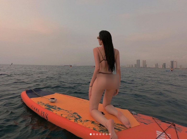 Có BST bikini táo bạo, “hot girl siêu xe” đi biển khoe tấm lưng với áo tắm như tàng hình - 3