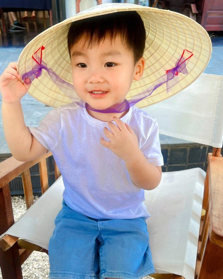 Bạn đã biết con trai của Hòa Minzy có vẻ đẹp trai như người mẫu và rất ưa diện vest. Thật không bất ngờ khi chàng trai này liên tục được ngưỡng mộ bởi vẻ đẹp ngoại hình và sự thông minh. Hãy cùng chiêm ngưỡng ảnh con trai Hòa Minzy đầy quyến rũ trên trang cá nhân của anh ấy.