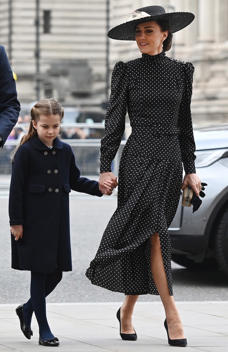 Có mẹ là icon thời trang hoàng gia, công chúa Charlotte lên 7 tuổi vẫn mặc đồ theo lô giản dị - 7