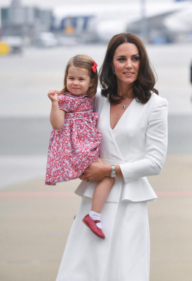 Có mẹ là icon thời trang hoàng gia, công chúa Charlotte lên 7 tuổi vẫn mặc đồ theo lô giản dị - 12