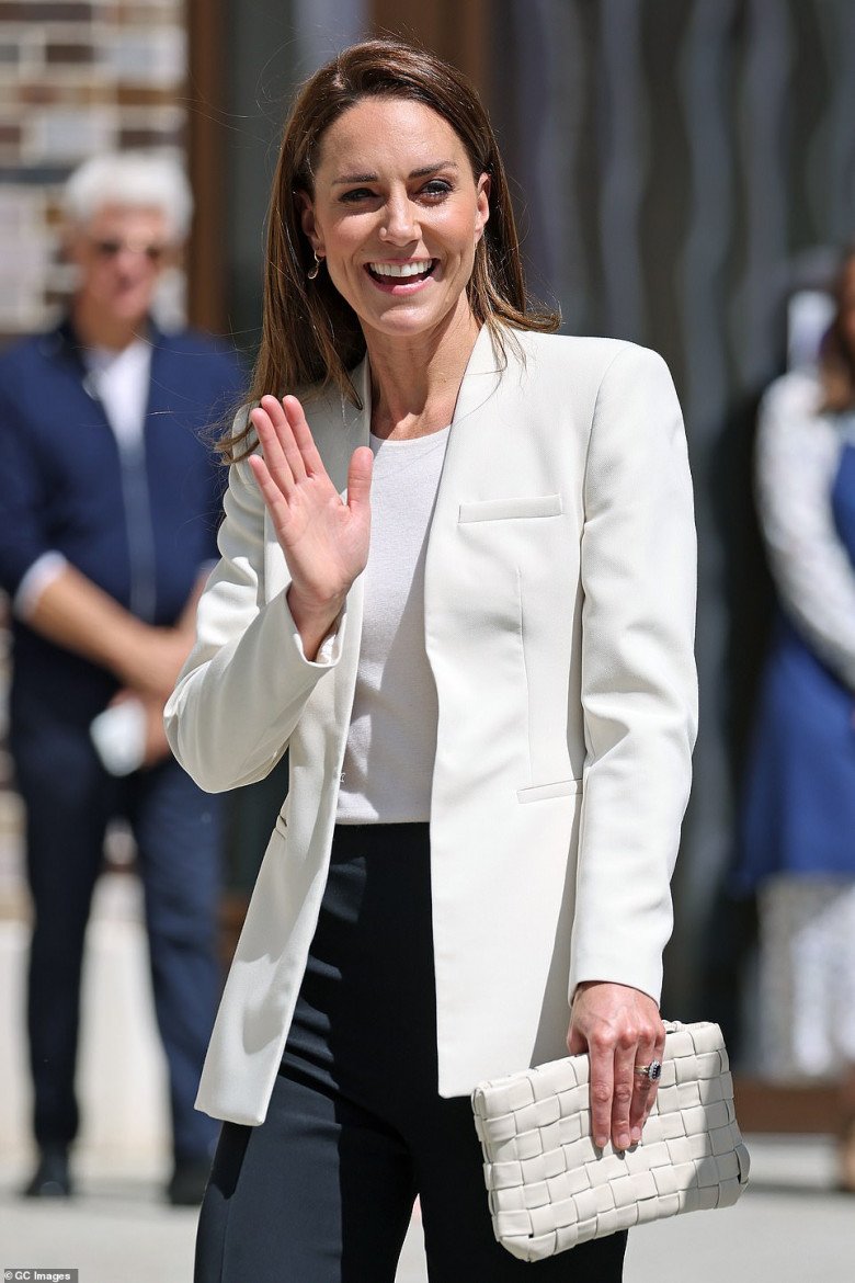 Công nương Kate mặc lại đồ cũ ba lần, giá hơn 40 triệu đồng, đẹp như mới mua - 7
