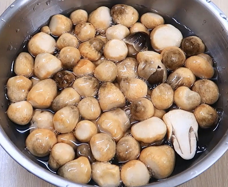 2 cách làm nấm rơm kho chay với đậu hũ, nước tương cực ngon cho rằm tháng 7 - 8
