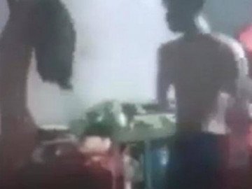 Phẫn nộ hình ảnh một bé gái 6 tuổi bị lột quần áo, hai tay bị trói, treo lên trần nhà tại Hà Tĩnh