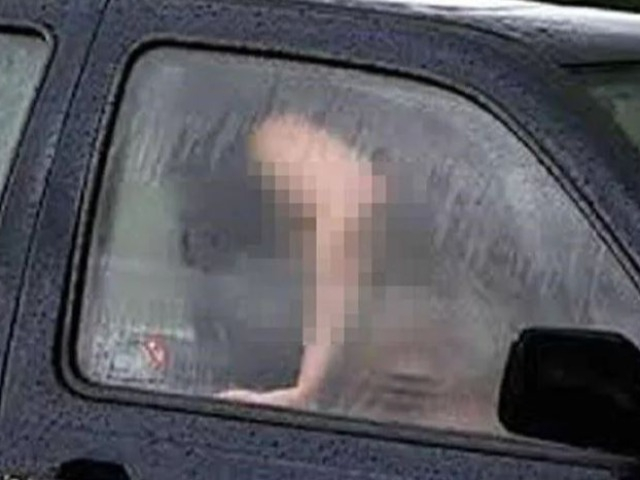 Chồng lắp camera ẩn trong ô tô vì nghi vợ ngoại tình, kiểm tra phát hiện hình ảnh gây sốc