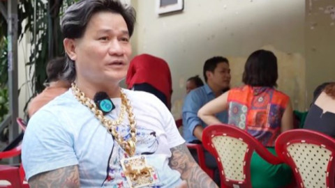 Tin tức - Cặp vợ chồng Sài Gòn đeo hơn 200 cây vàng trên người: Có tiền, có khả năng thì cứ mua đeo thôi
