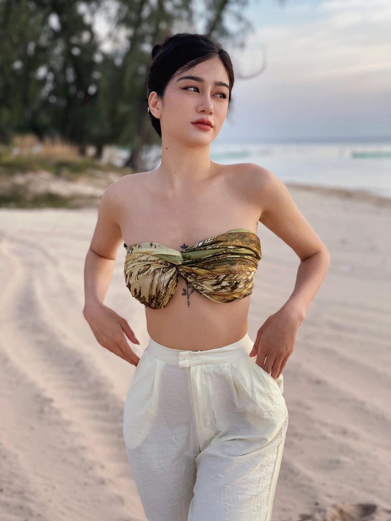 Ngô Thanh Vân khoe hình xăm siêu khủng ở vòng 3 khi diện bikini