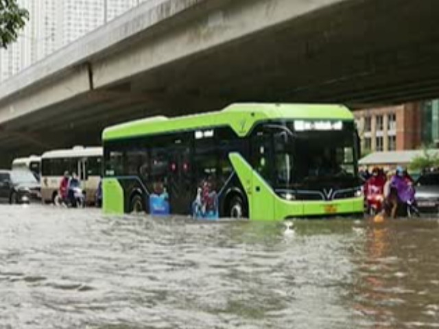 Hậu bão số 2, Hà Nội ngập thành sông, nhiều phương tiện chết máy
