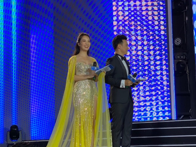 Truy lùng danh tính MC cầm trịch chung kết Miss World Vietnam 2022, ảnh chụp lén cũng không thể dìm được nhan sắc này!