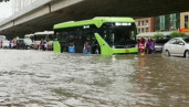 Hậu bão số 2, Hà Nội ngập thành “sông”, nhiều phương tiện chết máy