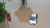 Dịch vụ sửa xe chết máy 'hốt bạc' sau mưa ngập ở Hà Nội