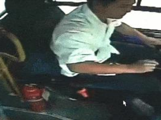 Tài xế xe buýt bị gã đàn ông đánh dã man và lý do gây phẫn nộ
