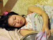 Cháu gái nằm liệt giường kêu đau bụng buồn nôn, bà nội đưa đi khám rồi ôm mặt khóc