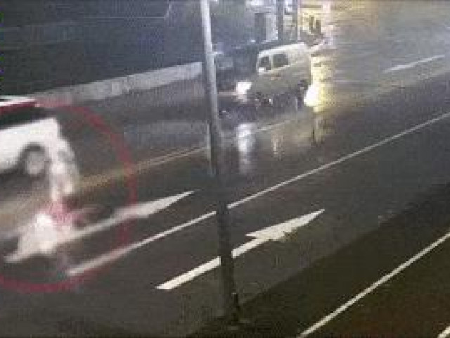  Clip: Đứng cãi nhau giữa đường, đôi nam nữ bị ô tô tông trúng 