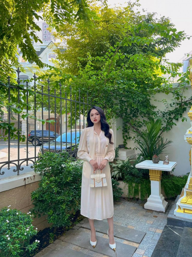 Hoa hậu Việt xa bạn trai CEO trẻ ăn mặc phong phanh, về nước lại kín đáo như nàng thơ - 5