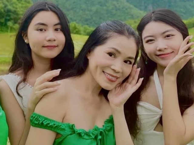 Bà xã doanh nhân của MC Quyền Linh ăn mặc trễ nải, U50 gợi cảm hơn con gái Hoa hậu tương lai