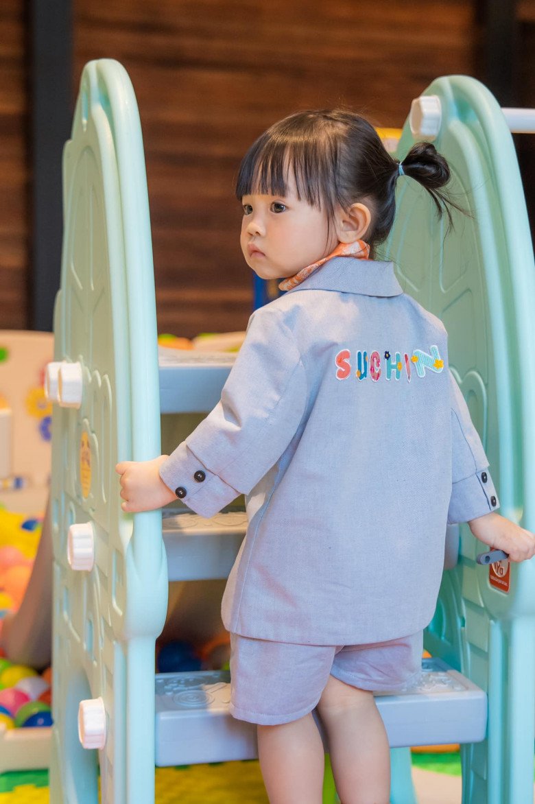 Con gái Cường Đô La 2 tuổi được mặc vest, quàng khăn hiệu như cô tiếp viên hàng không nhí - 9