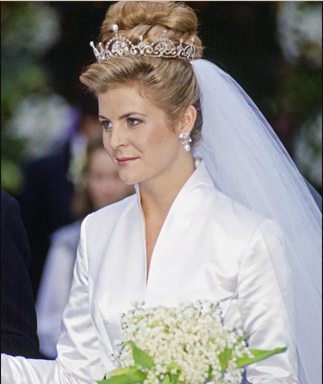Ly dị hoàng tử, nàng dâu hoàng gia vẫn được Nữ hoàng Anh amp;#34;đặc cáchamp;#34; cho luôn vương miện 6,2 tỷ - 8