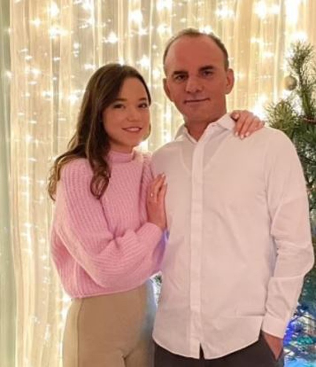 2 倍の年齢の億万長者と結婚したストリッパーは、25 人の子供を持つために 40 億ドルをどのように費やしますか? - 最初