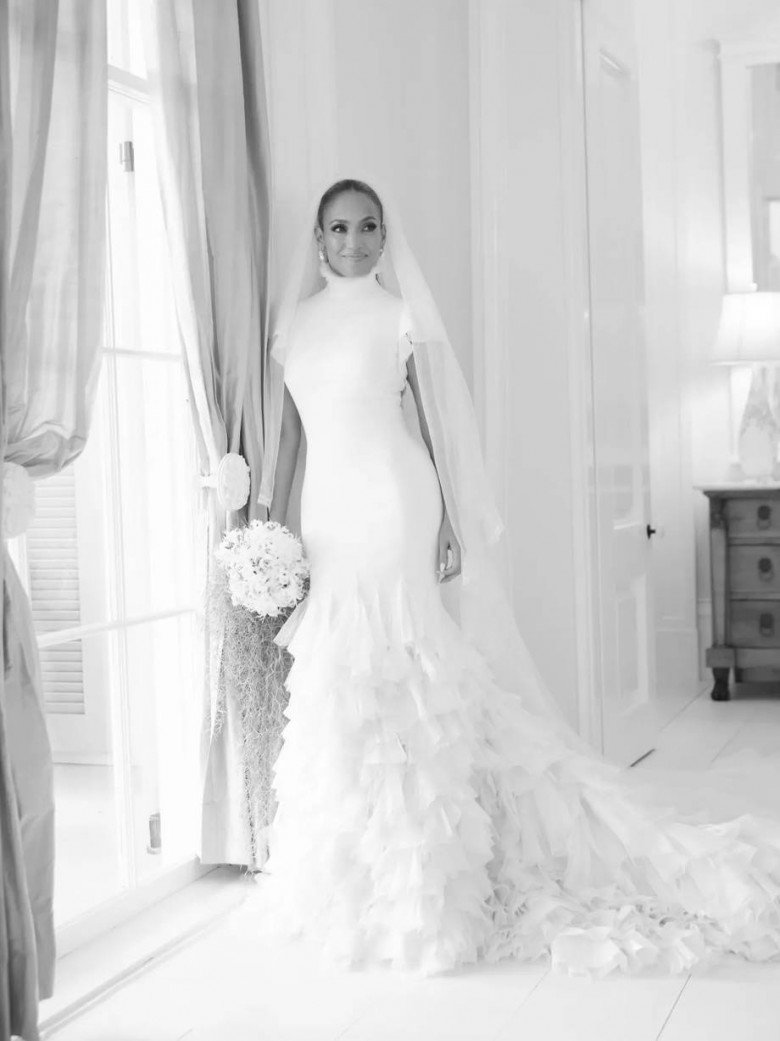 Cô dâu U60 làm chấn động thế giới bằng ba chiếc váy cưới đẹp như cổ tích - 3