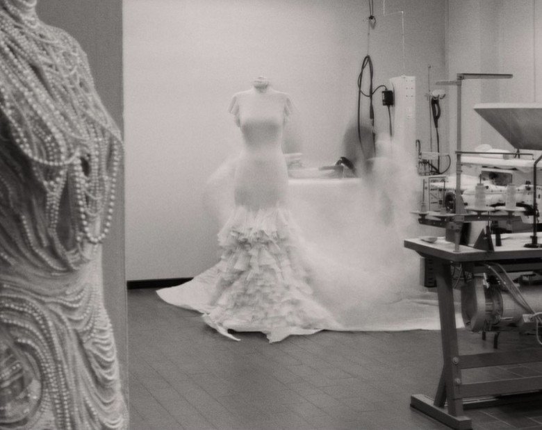 Cô dâu U60 làm chấn động thế giới bằng ba chiếc váy cưới đẹp như cổ tích - 4