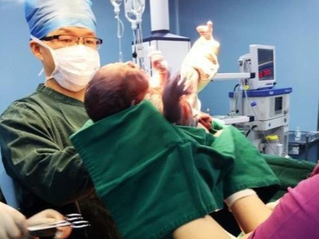 ทารกเกิดมาไม่ร้องไห้แต่ยิ้ม นางพยาบาลเห็นเข้าตีหลายที