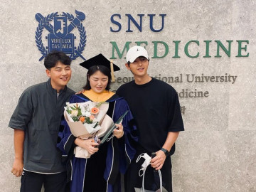 Ngôi sao 24/7: Em gái Song Joong Ki nhận bằng tiến sĩ, đứng cạnh anh trai diện mạo gây thất vọng