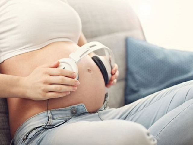 เสียงแบบไหนที่ทารกในครรภ์รักและเกลียด คุณแม่ตั้งครรภ์ควรรู้วิธีเลือกให้ลูกฟัง!