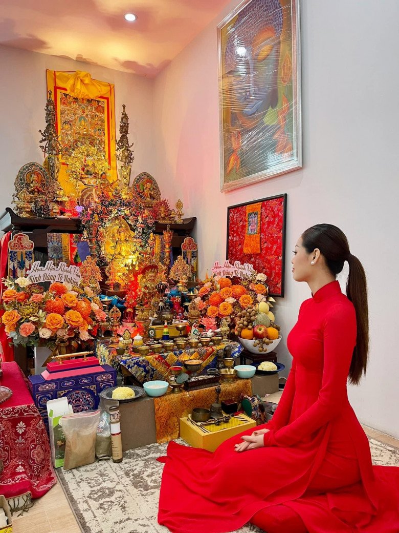 Thời trang cúng giỗ Tổ sân khấu của sao Việt: Khánh Vân nổi nhất với tà áo dài đỏ thắm - 1