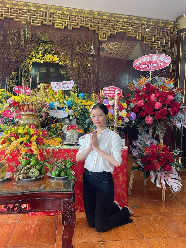 Thời trang cúng giỗ Tổ sân khấu của sao Việt: Khánh Vân nổi nhất với tà áo dài đỏ thắm - 9